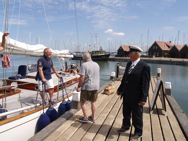 Joop Braakhekke op zijn jacht in de oude haven van Hylpen (Hindeloopen).