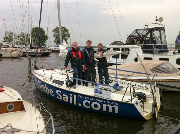 Instructeur Harold Dijkstra van Siebe Sail en Victor en Oscar Cnossen aan boord van de Fox 22 bij Paviljoen Sneekermeer.