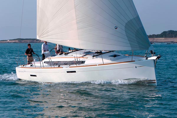 De Jeanneau Sun Odyssey 379 op het IJsselmeer. Lengte over alles: 11,34 m; Lengte romp: 10,98 m; Lengte waterlijn: 10,40 m; Breedte: 3,76 m; Diepgang: 1,95 m (std), 1,50 m (optie) of 1,10 – 2,25 m (optie kielmidzwaard); Waterverplaatsing: 6.700 kg; Ballast: Zeiloppervlak: 70 m² (std); Motorisering: Yanmar 29 pk; Ontwerp: Marc Lombard – Jeanneau Design; Prijs: vanaf €126,128 af werf Frankrijk.