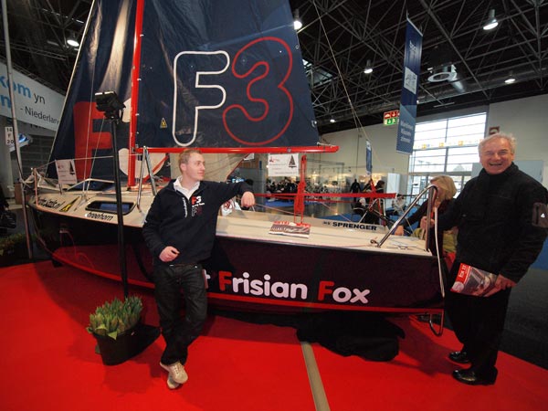 De Fast Frisian Fox van het bureau voor toerisme Friesland Holland werd in juni 2011 aan een grote test op de Müritz See in de Duitse deelstaat Mecklenburg-Vorpommern onderworpen. Daarbij ging het niet alleen om snelheid, maar vooral ook om de veiligheid en de handelbaarheid van de geteste boten.