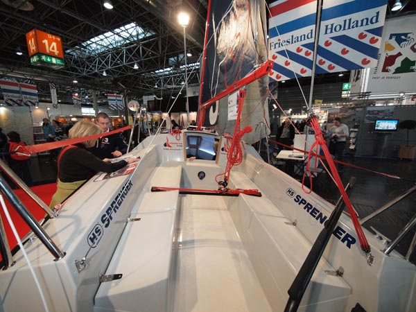 De Fast Frisian Fox van het bureau voor toerisme Friesland Holland werd in juni 2011 aan een grote test op de Müritz See in de Duitse deelstaat Mecklenburg-Vorpommern onderworpen. Daarbij ging het niet alleen om snelheid, maar vooral ook om de veiligheid en de handelbaarheid van de geteste boten.