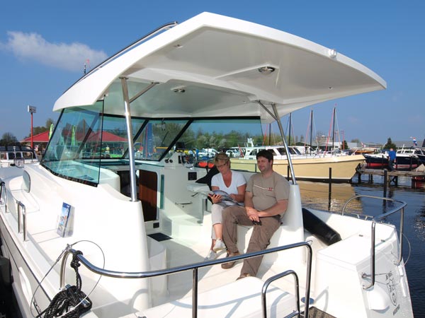 Door Tornado Sailing geïmporteerde Delphia Escape motorjachten zijn te huur bij twee Friese jachtverhuurders: De Hoek Watersport in Dijken-Langweer (foto) en bij Van der Veer Yachting in Heeg.