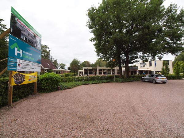 Grote bouwborden kondigen de komst van een nieuw hotel in de Friese Wouden aan. Het wordt een duurzaam hotelbedrijf. Zonnecollectoren genereren straks 40% van de jaarlijkse behoefte aan stroom.