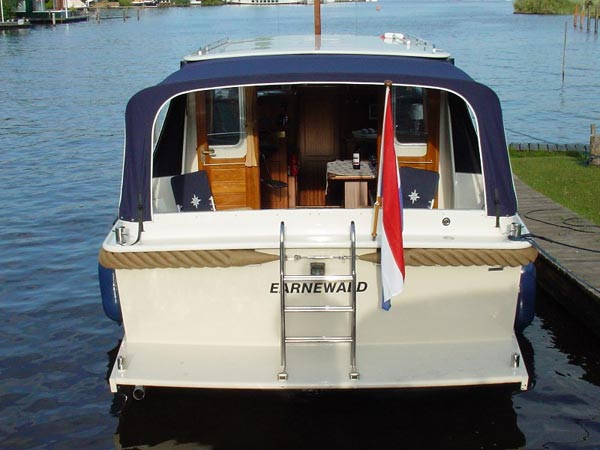 Westerdijk’s Bully is 9,60 m lang, 3,50 m breed en heeft een diepgang van slechts 90 centimeter. De doorvaarthoogte is 2,35 m, dat wil zeggen dat je er de Elfstedenroute mee kunt varen.