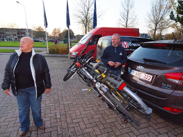 De eerste gasten van De Bleekers: Diana en Georges van den Broeck uit het Belgische Lokeren. Zij boekten bij Tulip Inn een 5-daagse vakantie om Friesland te verkennen met gidsen en kaarten van Friesland Holland.
