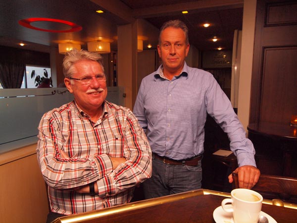 “Het zit wel snor met Bleeker,” zegt een tevreden Folkert Kuperus. Beide mannen zijn Frieslandwijd actief in de horeca. Zo heeft de heer Bleeker (staand) zitting in het bestuur van de brancheorganisatie Koninklijke Horeca Nederland. Kuperus is onder andere uitbater in het Heerenveense voetbalstadion en eigenaar van horecapanden in Franeker.