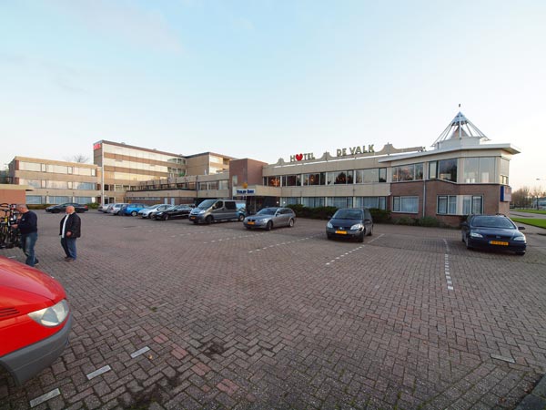 Tulip Inn Franeker is een fors hotel-restaurant met 42 kamers, verscheidene vergaderzalen en een groot restaurant met een serre. Het parkeerterrein herstraten en aankleden is de laatste fase van een grote renovatie.