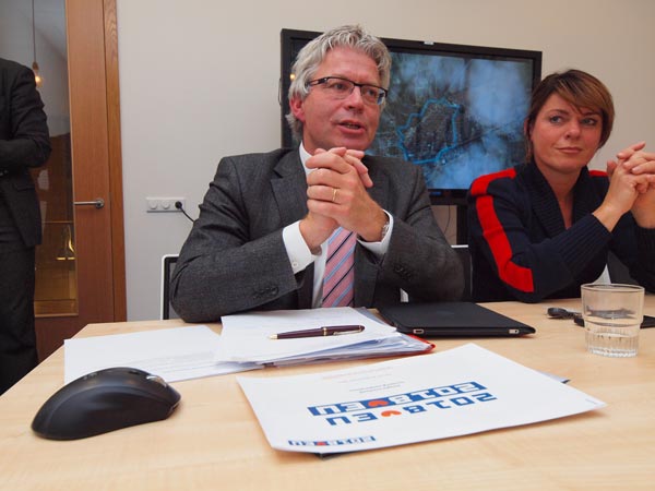 <b>Ferd Crone </b>(links) was op 15 november 2011 vier jaar burgemeester van Leeuwarden. Hij vindt dat zijn stad overduidelijk Europese allure heeft met zijn vooraanstaande instituten op het gebied van water, toerisme en zuivel. De stad is qua infrastructuur ook al op de goede — Europese — weg met een nieuw Zaailand (winkelwand en nieuw Fries Museum), een opwaardering van de bestuursstraat Tweebaksmarkt, vergroting van het winkelplezier in de oude binnenstad en verbetering van de toegankelijkheid en hotellerie. Rechts van de heer Crone toerisme-, cultuur- en financiëngedeputeerde van de provincie Fryslân, Jannewietske de Vries.