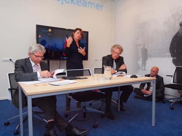 <b>Winst</b> moet en kun je niet alleen in geld uitdrukken. Het gaat bij Culturele Hoofdstad ook om verbetering van de sociale economie van Fryslân, versterking van de gemeenschapszin, om de eigen unieke Friese identiteit veilig te stellen, om het behaaglijke thuisgevoel te bewaren, om kennis en beleving te delen met andere kleine tweetalige gemeenschappen in Europa. Dat vinden burgemeester Ferd Crone van Leeuwarden (links), gedeputeerde Jannewietske de Vries (midden) en Fryslân2018-aanvoerder Siem Jansen (rechts). Iedere Culturele Hoofdstad van Europa heeft tot nu toe baat gehad bij de uitverkiezing. Bovendien zouden de investeringen die de gemeente Leeuwarden en de provincie Fryslân moeten doen meevallen, omdat er al verscheidene grote projecten van Europees niveau in uitvoering zijn, van Friese Meren en Plattelandsprojecten tot Fries Museum en Watercampus in Leeuwarden.