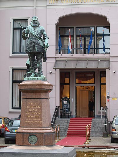 <b>Hofstad Leeuwarden.</b> Maastricht (http://www.via2018.eu/), Utrecht (http://www.utrecht2018.eu/), Den Haag (http://www.denhaag-2018.nl/) en Eindhoven (http://www.2018brabant.eu/) zijn al een paar stations verder dan Leeuwarden. De Friezen hebben hun loc al op het spoor, maar dat leidde in de verkeerde richting. Te provinciaal vonden de mensen in Brussel. Nu moet Leeuwarden (www.fryslan2018.eu) officieel de kar trekken van Fryslân2018. Op de bok zit Siem Jansen van de NOM. Hij rekent op financiële steun van de Leeuwarder gemeenteraad en Provinciale Staten. September 2012 moet het eerste voordrachtdossier, het bidbook, klaar zijn.