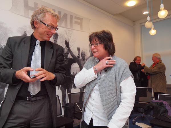 <b>Siem Jansen</b>, hier in gesprek met PvdA-politica Griet van Duinen, is voorzitter van de Stichting Fryslân 2018. “Winnen is voor mij belangrijker dan meedoen. Wij zijn een grote kanshebber.” De Stichting is al twee jaar druk met Culturele Hoofdstad. De recente koerswijziging richting hoofdstad is geen energieverspilling, zegt hij.