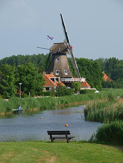 De koren- en pelmolen De Onderneming, Molenweg 43 in Witmarsum