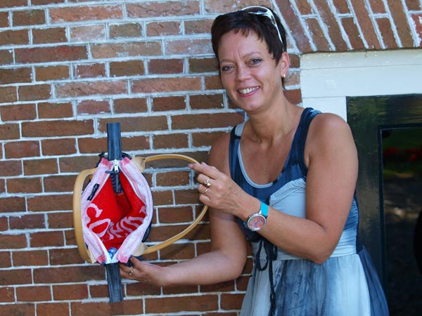 Dit is geen les gynaecologie maar een kijkje in een afgedankte handtas met een voering van een badstoffen bardoekje van Sonnema. “Mut kinne” of “mot kunn’n” is het motto van kunstenares Rosemarie Koning die in het platproatende Wolvega een schoenenzaak runt.