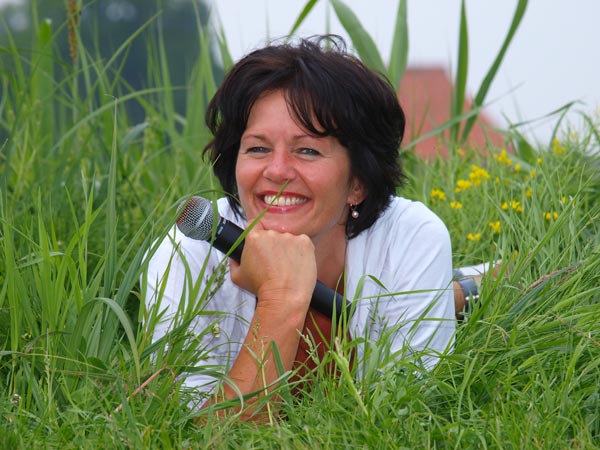 Het gras bij de buren is altijd groener en daarom werkt Jeannette Roeles uit Ter Idzard niet meer als secretaresse bij Gerard van Klaveren, stamhoofd in de gemeente Weststellingwerf (Wolvega), maar bij Tjeerd van der Zwan, burgemeester van de gemeente Heerenveen. De gekke-tasjes-naaister Jeannette is ook zangeres bij The Lion Rules, een duo dat zij vormt met Yska de Leeuw uit Joure