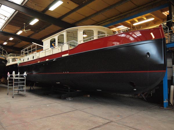 Neoklassiek, de bij jachtwerf Aquanaut in Sneek in aanbouw zijnde Vintage. Hij komt in de grote verhuurvloot van Yachtcharter Römer aan het meer de Müritz.