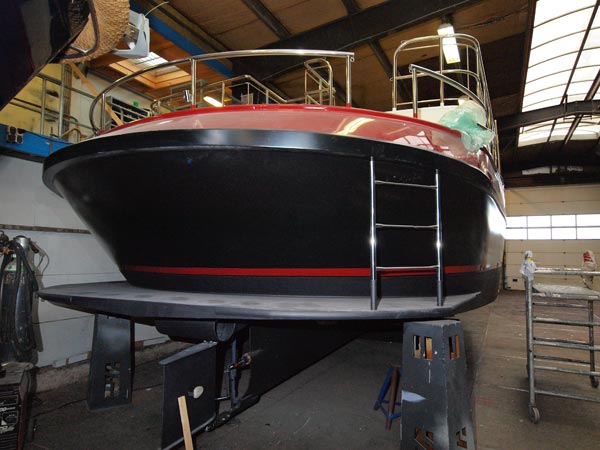 De ronde spiegel heeft een grote oversteek en een stabiliteitsverhogend zwemplateau. De boot heeft het CE-keur categorie C. Dat betekent dat er ook mee op zee, voor de kust, mag worden gevaren.