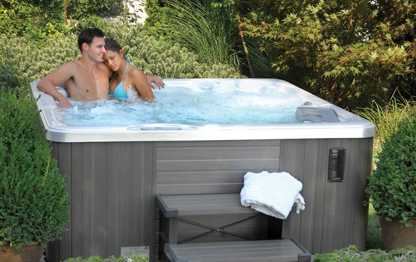 Tegen de stroom in zwemmen in een jacuzzi in de tuin van een vakantiebungalow op It Wiid.