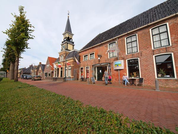In Het Bildt (Oudebildtzijl) en Weststellingwerf (Slijkenburg) kunnen ze wel wat toerisme gebruiken.