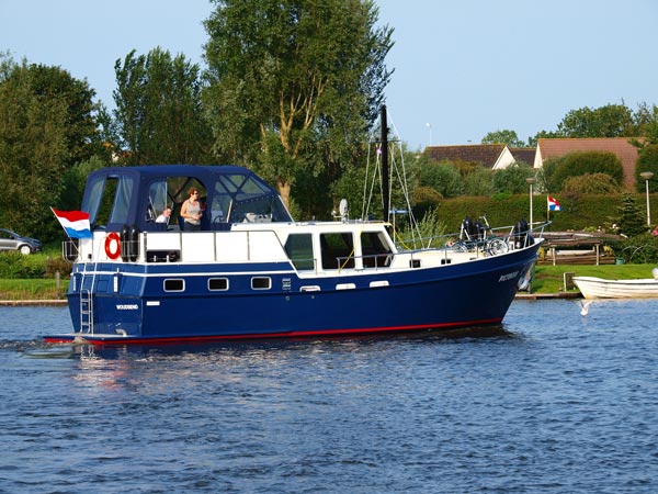 Ook een creatie van Lammert Huitema, één van de kotterjachten van Jachtcharter Klompmaker, net als Het Wakend Oog in Woudsend gevestigd. www.klompmaker.nl