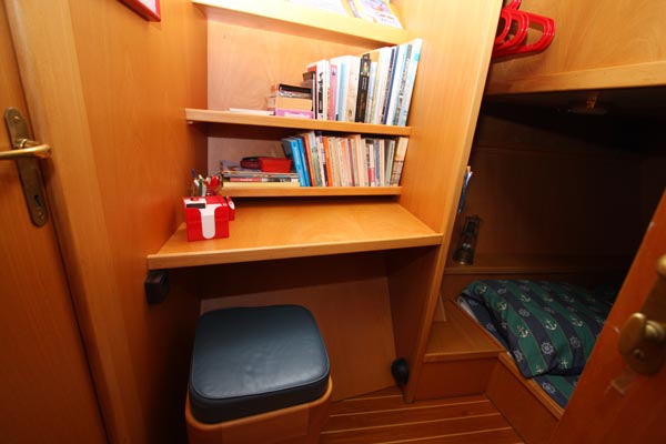 Kenmerkend voor de Barkas. Een slaapplaats voor de (klein) kinderen onder de salonvloer. Aardig is ook het bureautje op de voorgrond.