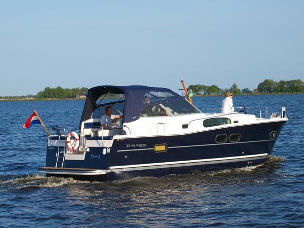 Zo’n schip krijgt De Hoek Watersport erbij. Deze is van Van der Veer Yachting, een bootverhuurder in Heeg.