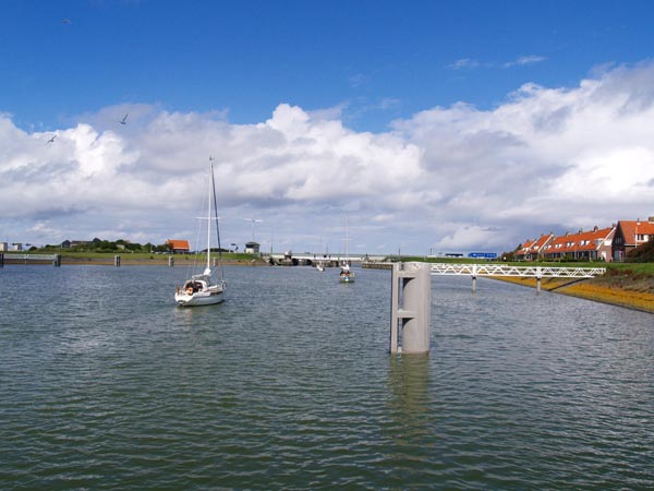 Kornwerderzand, sluis en landverdedigingswerken. Info: www.kazemattenmuseum.nl