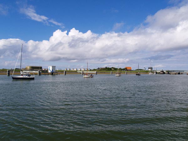 Kornwerderzand, sluis en landverdedigingswerken. Info: www.kazemattenmuseum.nl