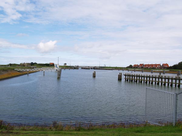 Kornwerderzand, sluis en landverdedigingswerken. Info: www.kazemattenmuseum.nl