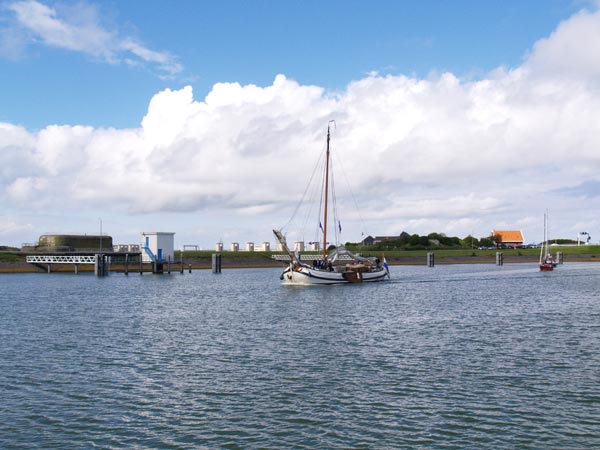 Kornwerderzand, sluis en landverdedigingswerken. Info: www.kazemattenmuseum.nl