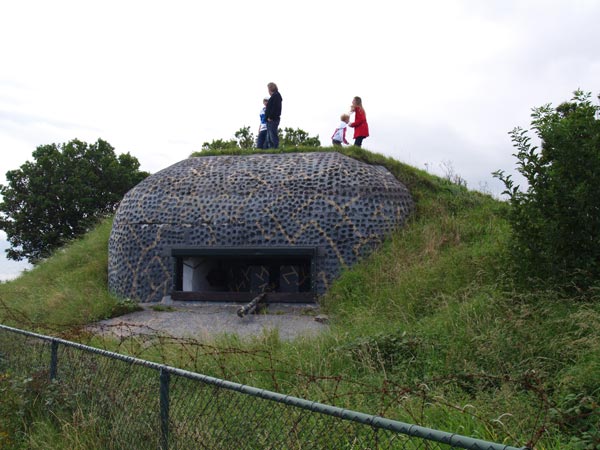 Kornwerderzand, sluis en landverdedigingswerken. Info: www.kazemattenmuseum.nl