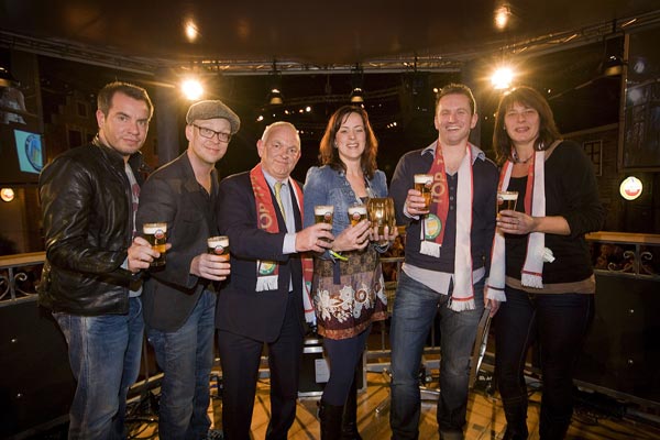 Algemeen Directeur Heineken Nederland Philip de Ridder (derde van links) en rechts van hem Froukje en Peter Fabriek.