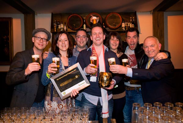 In het midden Froukje Fabriek (met de oorkonde) en Peter Fabriek met de Algemeen Directeur van Heineken Nederland, Philip de Ridder (geheel rechts).