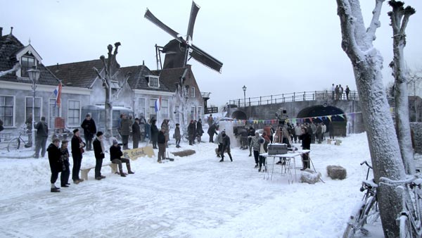 Een droomplaatje van de kleinste Elfstedenstad, Sloten, een scene uit De Hel van ’63 van de Friese filmer en acteur Steven de Jong.