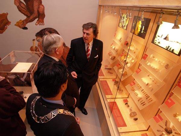 Het IJstijdenmuseum in Buitenpost trekt steeds meer publiek, ook prominenten als Ed Nijpels, de voormalige Commissaris van de Koningin in Fryslân.