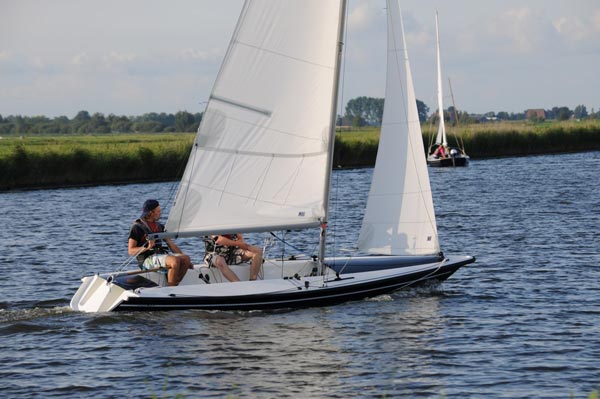 Op de stand van Friesland Holland is de nieuwste zeilsportpromotieboot van Fryslân te bewonderen, de Brisling met een pompeblêdendek.