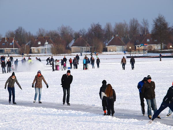Schaatsen op It Wiid in Earnewâld.