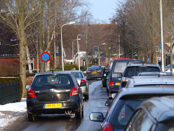 Bijna geen doorkomen meer aan: Earnewâld op zondag 5 februari 2012.