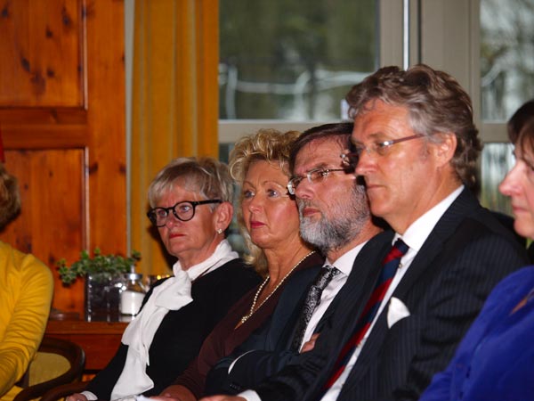 Burgemeester Bilker (tweede heer van rechts) ontving 19 juli 2011 de 92-jarige Hare Hoogheid Woizlawa Feodora Prinses Reuss, Hertogin van Mecklenburg-Schwerin in Kollum. De secretaresse (tweede dame van links), die de prinses toen vergezelde, was 16 maart 2012 in gezelschap van de Friese royaltykenner bij de officiële opening van het Jaar van de Historische Buitenplaats in Oentsjerk.