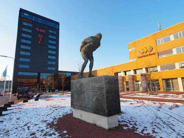 Het WTC Expo Hotel, links, bij het monument van de Elfstedenschaatser. Bovenin zit restaurant FOSK, voorheen LOFT.