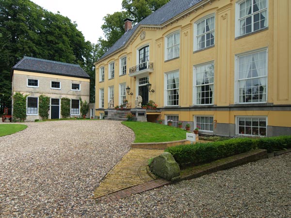 Eén van de meest authentieke en fraaist ingerichte kastelen is Fogelsanghstate in Veenklooster.