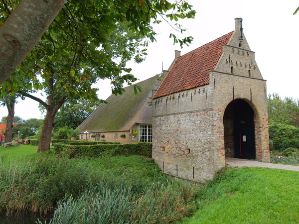 Liauckamastate in Sexbierum: alleen het poortgebouw en de boerderij overleefden de afgelopen eeuwen.