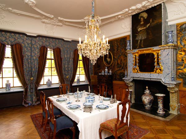 Hier moet je geweest zijn: keramiekmuseum en paleis Princessehof in Leeuwarden. Je kunt er onder andere kennismaken met de Friese Nassaus.