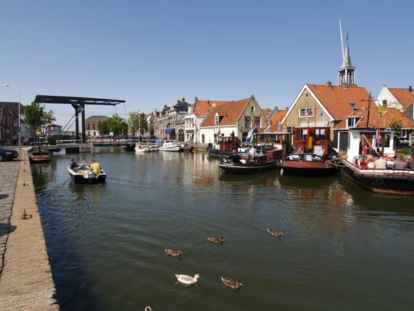 Makkum is een gezellige voormalige vissersplaats.
