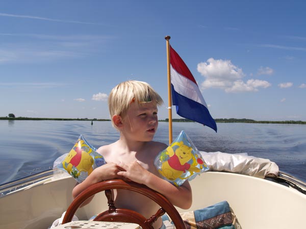 Dit vinden óók kinderen machtig: een dagtocht met een vaarbewijsvrije sloep door de bossen en dorpen van Gaasterland en over de Friese meren. Friesland Holland heeft sloepen en routes