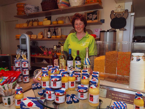 Veroni Veldstra zwemt in Friese streekproducten, veelal gemaakt door haar zelf (vele soorten ijs en advocaat) en boeren in de omgeving, zoals kaasboeren.