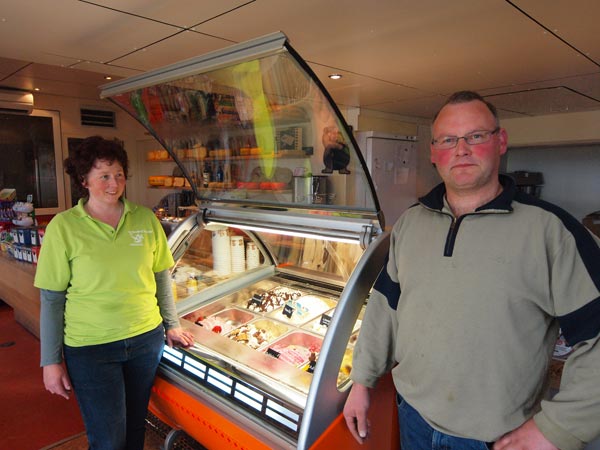 Wiebren Veldstra is geen boer die een vrouw zoekt — hij is bezet, zie links — maar klanten die de heerlijkheden van het Friese platteland nog niet kennen.