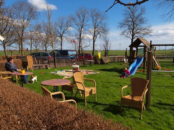 Kinderen van klanten van de boerderijwinkel mogen zo lang als ze willen gratis spelen in de speeltuin.
