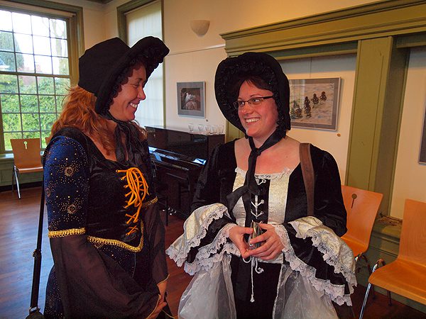 Zij gingen wél in klederdracht naar de Schierstins: Jinke Boersma en Monique Postma (v.n.l.r.) van ’t Wâldhuske in Houtigehage.
