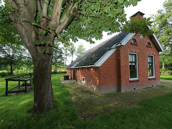 Museum ’t Wâldhuske aan de Skoallewyk in Houtigehage.</i> <i>In 1909 werden in de huidige gemeente Smallingerland de eerste acht woningwetwoningen gebouwd. Turf, onafzienbare heidevelden, plaggenhutten als huis en onvoorstelbare armoede. Zo zag het leven er rond 1909 in de omgeving van Drachten uit. De toenmalige woningstichting liet de eerste woningwetwoningen bouwen in Houtigehage, aan de Skoallewyk. Het huisje op nummer 10, het museum, is geheel in oorspronkelijke staat hersteld.