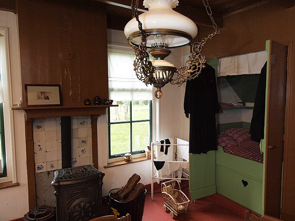 Museum ’t Wâldhuske aan de Skoallewyk in Houtigehage.</i> <i>In 1909 werden in de huidige gemeente Smallingerland de eerste acht woningwetwoningen gebouwd. Turf, onafzienbare heidevelden, plaggenhutten als huis en onvoorstelbare armoede. Zo zag het leven er rond 1909 in de omgeving van Drachten uit. De toenmalige woningstichting liet de eerste woningwetwoningen bouwen in Houtigehage, aan de Skoallewyk. Het huisje op nummer 10, het museum, is geheel in oorspronkelijke staat hersteld.